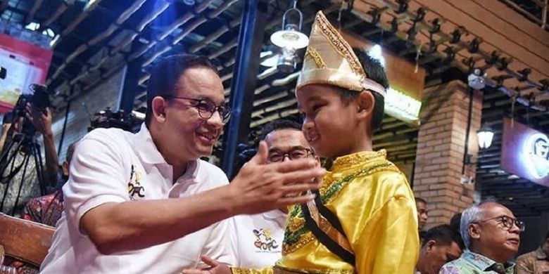 Gubernur DKI Jakarta Anies Baswedan sedang bercengkrama dengan anak-anak dalam sebuah acara di Jakarta. 