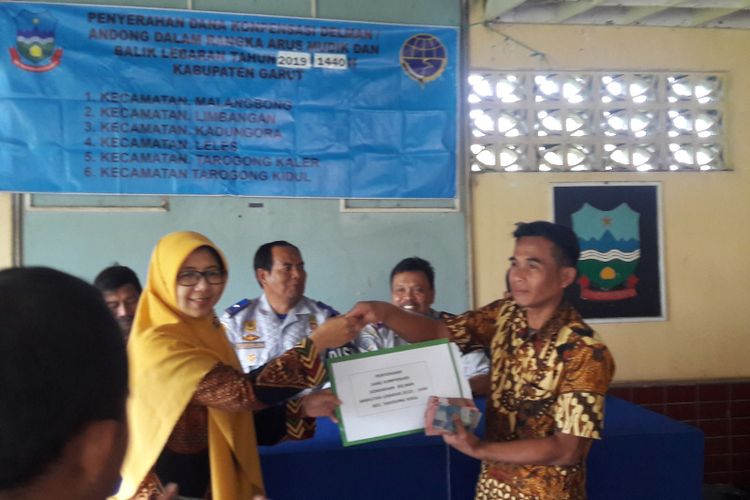Ketua organisasj pemilik delman di Kecamatan Tarogong Kidul secara simbolis menerima uang kompensasi dari perwakilan Dinas Perhubungan, jumat (31/05/2019)