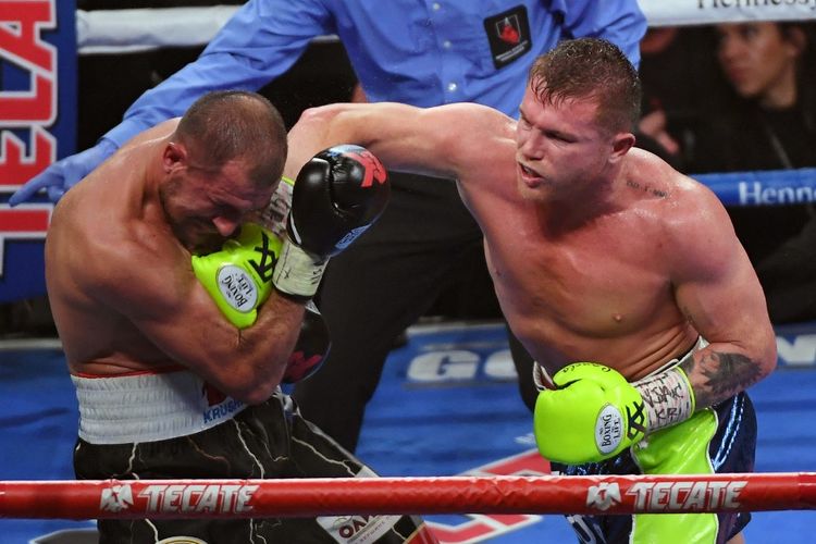 Canelo Alvarez melepas pukulan ke arah Sergey Kovalev pada laga perebutan sabuk juara divisi kelas berat ringan WBO di MGM Grand Arena, 2 November 2019.