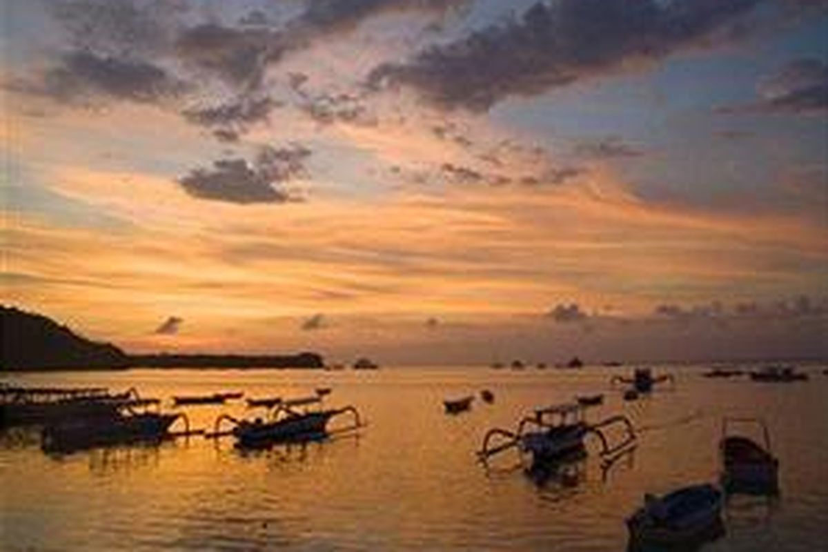 Suasana sunset di perairan Nusa Lembongan.