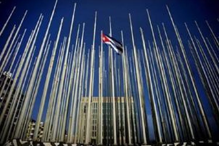 Bendera Kuba berkibar untuk pertama kalinya dalam 54 tahun terakhir di luar gedung Kedubes Kuba di Amerika setelah kedua negara resmi menormalisasi hubungan diplomatik