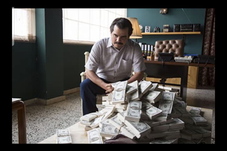 Wagner Moura pemeran Pablo Escobar dalam serial Narcos (2015-2017)