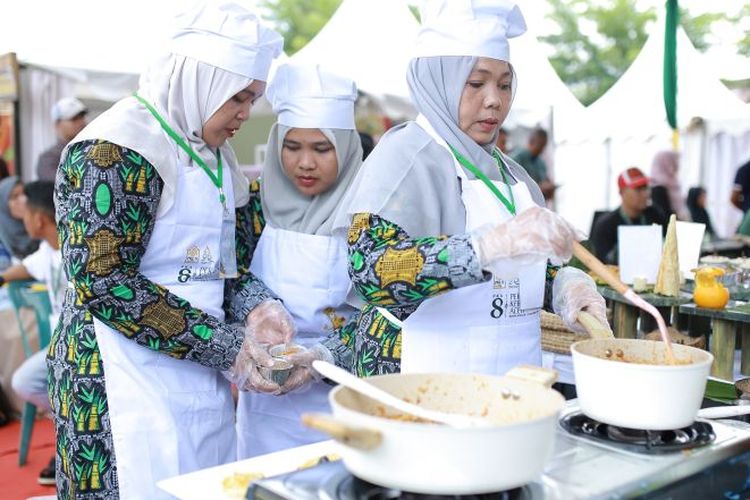 Kontingen Kabupaten Nagan Raya, Aceh memasak makanan tradisional sebelum disajikan di atas batu giok Aceh, dalam kegiatan Pekan Kebudayaan Aceh (PKA) 2023 di Banda Aceh, Minggu (12/11/2023). 
