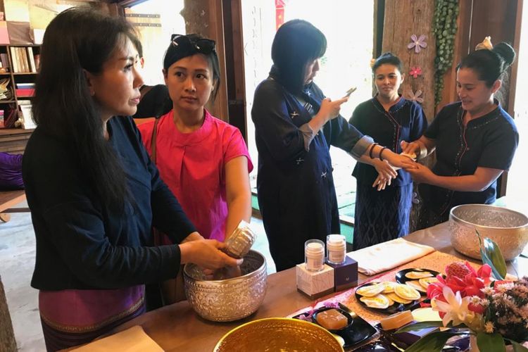 Wisatawan Indonesia sedang mencoba produk perawatan kecantikan Jinnaluck di gerainya. 
