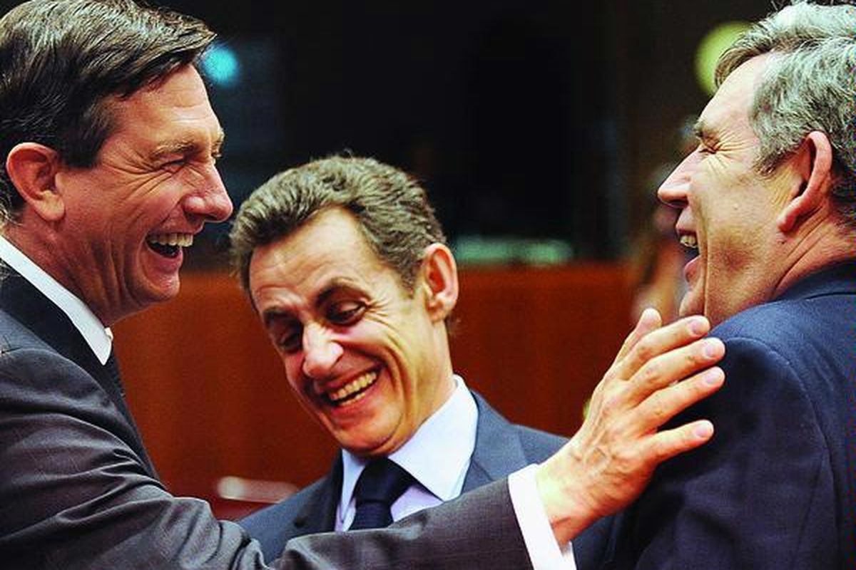 Perdana Menteri Slovenia Borut Pahor (kiri), Presiden Perancis Nicolas Sarkozy, dan PM Inggris Gordon Brown tertawa menjelang pertemuan puncak Uni Eropa di Brussels, Belgia, Jumat (26/3). Pertemuan itu menghasilkan kesepakatan untuk menolong Yunani yang terlilit utang.