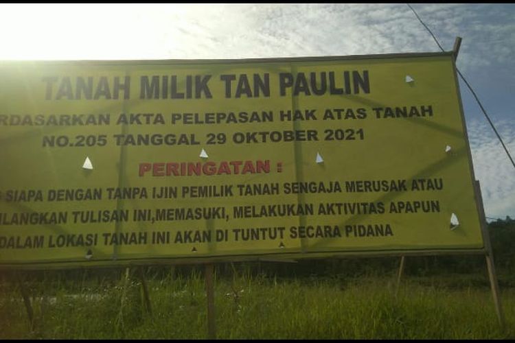 Papan pengumuman lahan yang diklaim milik Tan Paulin di lokasi pertambangan milik CV Anggaraksa Adisarana di Desa Batuah, Kecamatan Loa Janan, Kabupaten Kutai Kartanegara, Kalimantan Timur. 