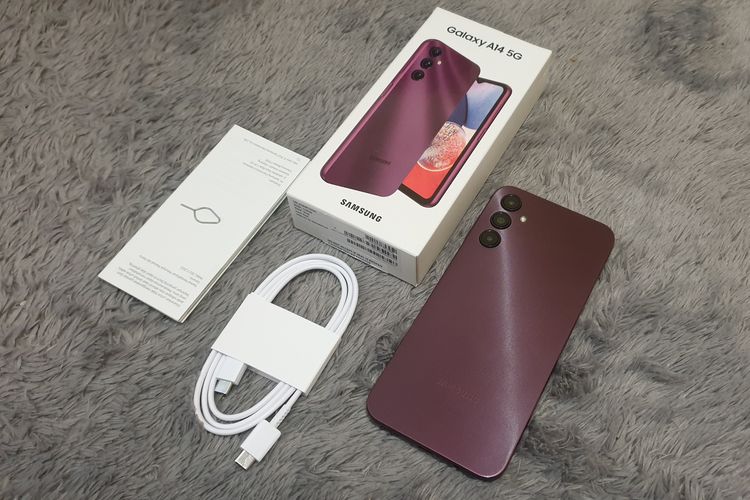 Isi kotak penjualan Galaxy A14 5G. Di dalam kotak ini, peminat Galaxy A14 5G bakal mendapatkan buku panduan, SIM ejector, kabel data USB-C to USB-C, dan tentunya unit ponsel itu sendiri.

Artinya, pengguna tidak akan mendapatkan softcase yang biasa dipakai untuk melindungi ponsel dari benturan, aksesori audio berupa earphone untuk mendengarkan musik, dan kepala atau adapter charger untuk melakukan pengisian baterai.

