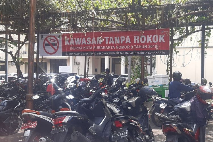 Spanduk kawasan tanpa rokok terpasang di halaman parkir kompleks Balai Kota Solo, Selasa (5/10/2021).