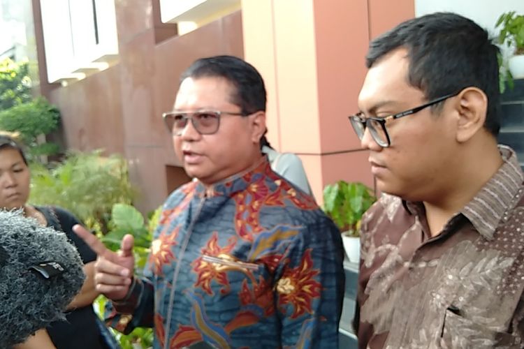 Kuasa hukum penyanyi Virgoun, Wijayono Hadi Sukrisno dan tim usai sidang mediasi dengan pihak Inara Rusli yang berujung ditunda, di Pengadilan Agama Jakarta Barat, Rabu (31/5/2023).
