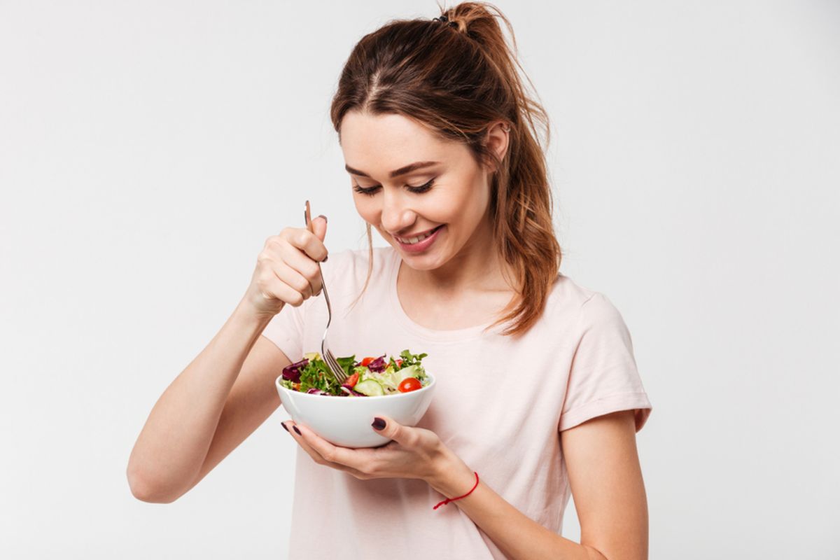 Makan lebih sering adalah salah satu cara agar berat badan cepat naik dengan sehat.