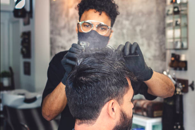 Ilustrasi teknik wet cutting di barbershop