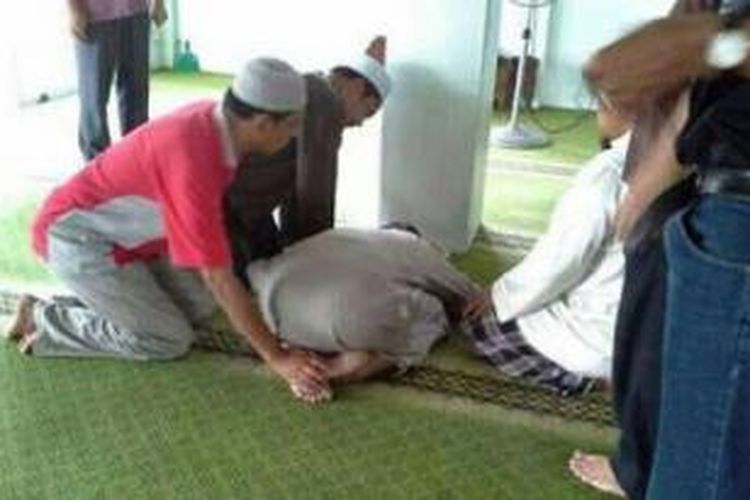 Ilustrasi meninggal dengan duduk bersila di masjid.