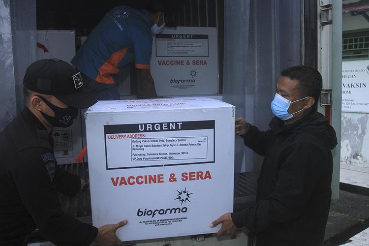 Sebanyak 30.000 vaksin Covid-19 produksi Sinovac yang dikirim dari gudang Bio Farma Bandung, tiba di tempat penyimpanan vaksin milik Dinas Kesehatan Provinsi Sumatera Selatan, di Jalan Mayor Salim Batubara, Kecamatan Kemuning Palembang, Senin (4/1/2021). Untuk tahap awal dari 58.000 vaksin yang diajukan, 30.000 vaksin yang diterima itu akan dibagikan ke tujuh kabupaten/kota di Sumatera Selatan.