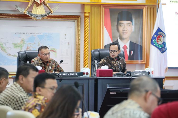 Wakil Menteri Dalam Negeri (Wamendagri) Bima Arya Sugiarto dalam Rapat Koordinasi (Rakor) Kesiapan Pilkada Serentak 2024 di Ruang Sidang Utama (RSU) Kantor Pusat Kemendagri, Jakarta, Jumat (22/11/2024). 