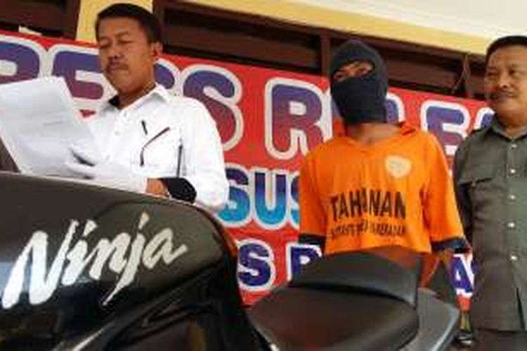 Motor Kawasaki Ninja bodong yang dipasarkan melalui grup jual beli di Facebook saat dipaparkan Kepala Satreskrim Polres Pamekasan, AKP Bambang Hermanto.