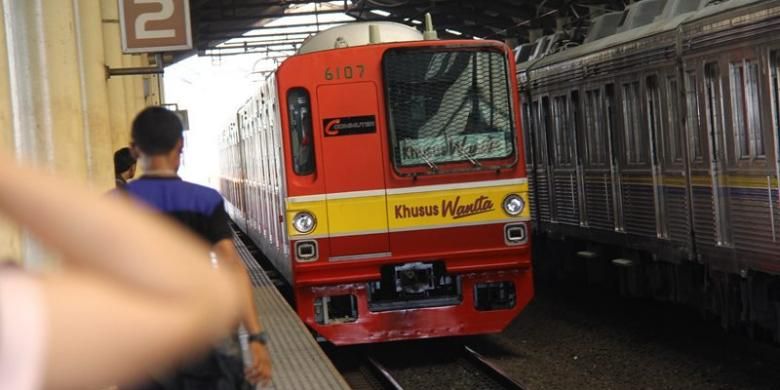 Calon penumpang tengah menunggu gerbong KRL di Stasiun Cikini, Jakarta Pusat. 