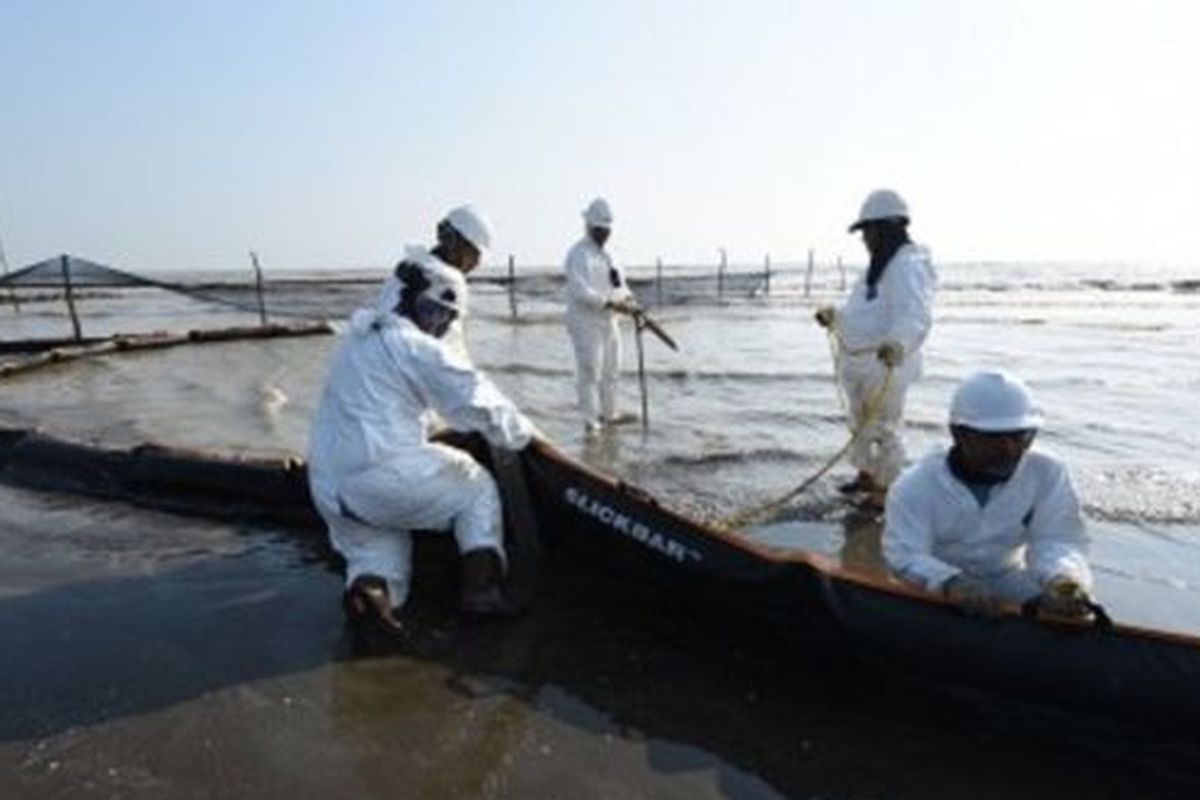 Tim Oil Spill Combat Team (OSCT) menarik Oil Boom SL 25 untuk dipasang di beberapa titik strategis di Pantai Sedari, Karawang, Jawa Barat, Kamis (01/08). 