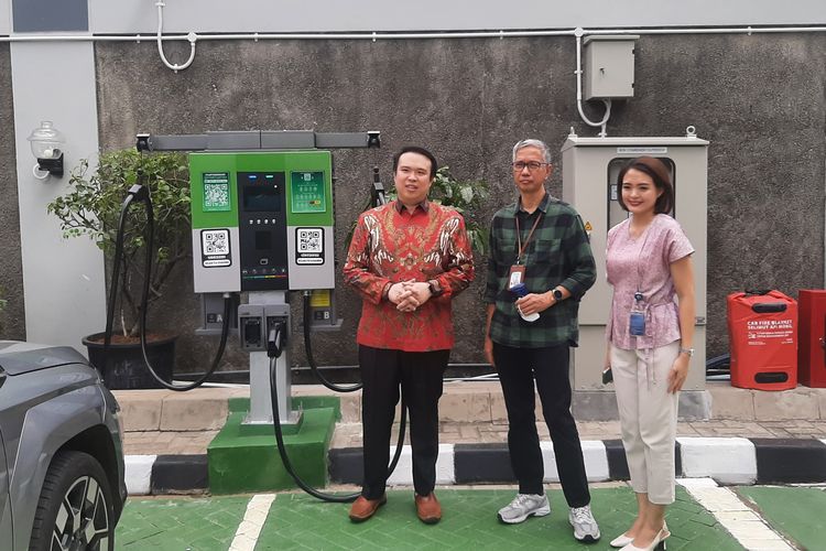 Utomo Chargeplus bersama Kompas Gramedia (KG) Property meresmikan Stasiun Pengisian Kendaraan Listrik Umum (SPKLU) di Gedung Kompas Gramedia, Palmerah Barat, Jakarta, Jumat (13/12/2024).