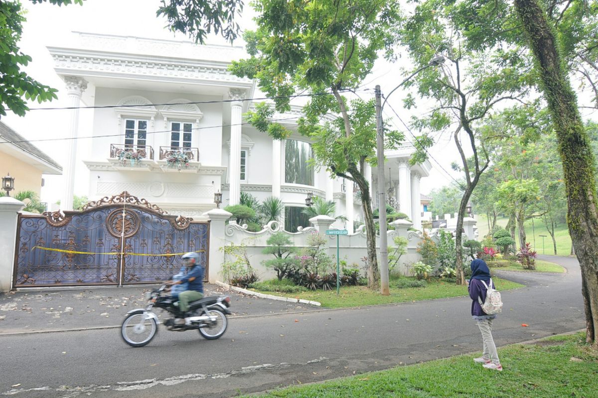 Kediaman Andika Surachman dan istrinya, Anniesa Desvitasari Hasibuan, tersangka kasus dugaan penipuan calon jemaah umroh, di kawasan elit, Sentul City, Bogor, Jawa Barat, nampak sepi, Selasa (15/8/2017).