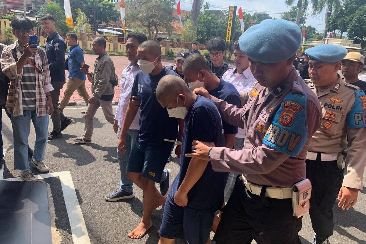 Jajaran Kepolisian saat menggiring 4 pelaku pembunuhan INS (24) di Mapolresta Bandung, Soreang, Jawa Barat, Jumat (2/8/2024)