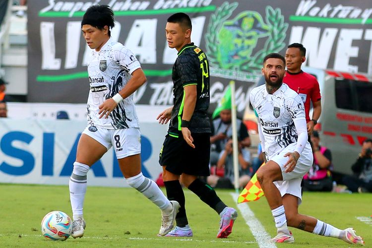 Pemain Borneo FC Kei Hirose melewati pemain Persebaya Surabaya saat laga pekan ke-11 Liga 1 2023-2024 yang berakhir dengan skor 2-1 di Stadion Gelora Bung Tomo Surabaya, Minggu (3/9/2023) sore.