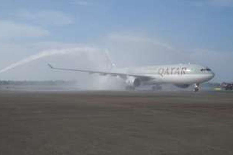 Pesawat Qatar Airways QR 956 rute Doha-Jakarta tiba di Bandara Soekarno-Hatta, Tangerang, Selasa (23/8/2016) siang. Pesawat yang ditumpangi kontingen Olimpiade ini disambut oleh atraksi water salute dari dua mobil damkar seraya berjalan memasuki apron.
