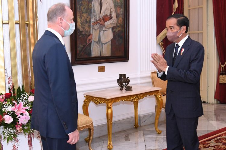 Presiden Indonesia Joko Widodo (kanan) saat menyambut Sekretaris Dewan Keamanan Rusia Nikolay Patrushev, dalam pertemuan di Istana Merdeka, Jakarta, Senin (13/12/2021).