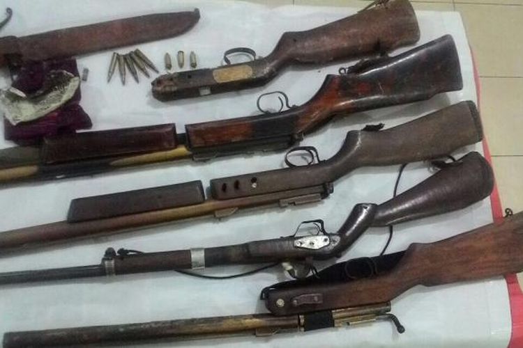 Barang bukti senjata api rakitan ilegal jenis senapan yang diamankan aparat polisi dari Satreskrim Polres Muaraenim dari tersangka Fahrul