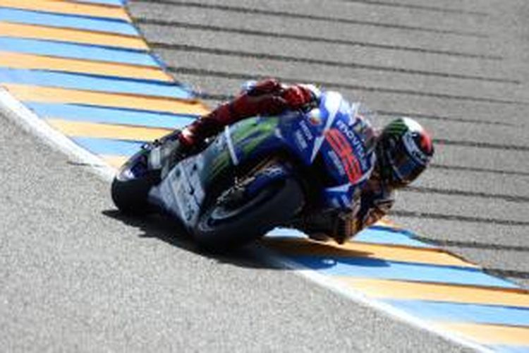 Pebalap Movistar Yamaha asal Spanyol, Jorge Lorenzo, memacu motornya pada sesi latihan bebas pertama GP Perancis di Sirkuit Le Mans, Jumat (15/5/2015). 