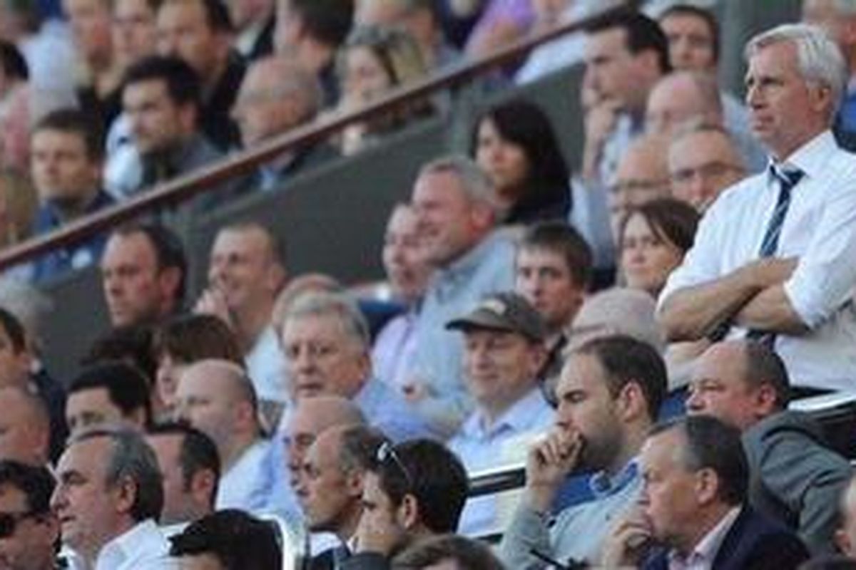 Pelatih Newcastle United, Alan Pardew, harus menyaksikan penampilan timnya dari tribun penonton saat melawan Tottenham Hotspur, Sabtu (18/8/2012), karena diusir oleh wasit setelah mendorong hakim garis pada sela-sela pertandingan. 