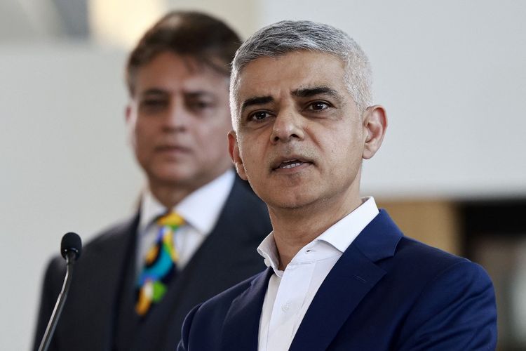 Terpilih kembali sebagai Wali kota London, Sadiq Khan dari Partai Buruh berbicara selama deklarasi Walikota London, di Balai Kota di London pada 4 Mei 2024. Wali kota London dari Partai Buruh Sadiq Khan pada hari Sabtu memenangkan rekor masa jabatan ketiga setelah dengan mudah mengalahkan penantang Konservatif Susan Hall, Inggris kata media setelah semua distrik di ibu kota melaporkan hasilnya. 