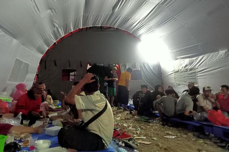 Kondisi Berbuka Bersama di Tenda Pengungsian Korban Kebakaran Kalideres