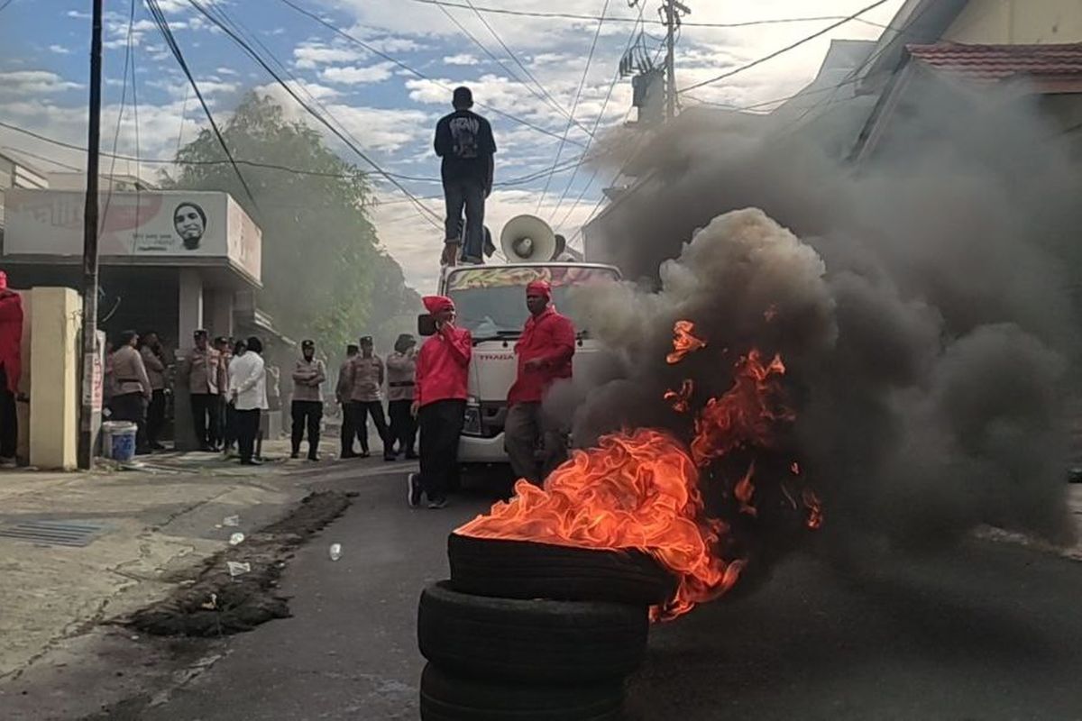 Gara-gara Ban Mobil Komando Bocor, Massa Demonstran Lempari Kantor KPU Maluku Utara