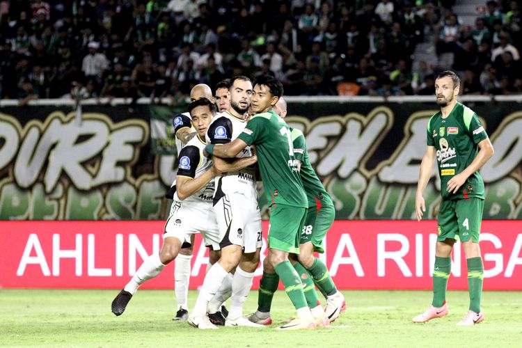 Pemain Persebaya Surabaya Malik Risaldi menjaga ketat pemain Persija Jakarta Jordi Amat pada laga pekan ke-9 Super League 2025-2026 yang berakhir dengan skor 1-3 yang berlangsung di Stadion Gelora Bung Tomo Surabaya, Jawa Timur, Sabtu (18/10/2025) malam.