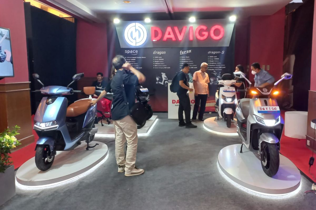 Booth motor listrik Davido pada Indonesia International Motor Show (IIMS) 2023 di JIExpo Kemayoran, Jakarta