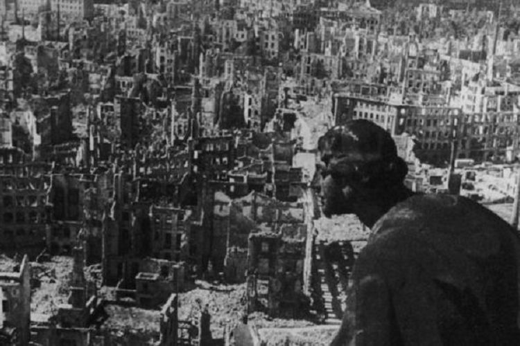 Pemboman tentara sekutu menghancurkan sebagian besar Dresden pada 1945.