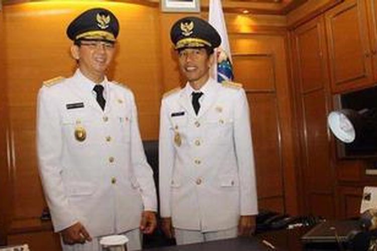 Gubernur dan Wakil Gubernur DKI Jakarta memasuki ruangan kerja usai pelantikan di Balaikota Jakarta, Senin (15/10/2012). Jokowi-Ahok terpilih menjadi Gubernur dan Wakil Gubernur DKI Jakarta Periode 2012-2017.