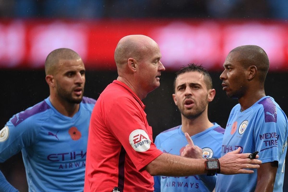 Para pemain Manchester City, Kyle Walker, Bernardo Silva, dan Fernandinho mempertanyakan putusan wasit Lee Mason pada perttandingan Man City vs Southampton di Stadion Etihad, 2 November 2019. 