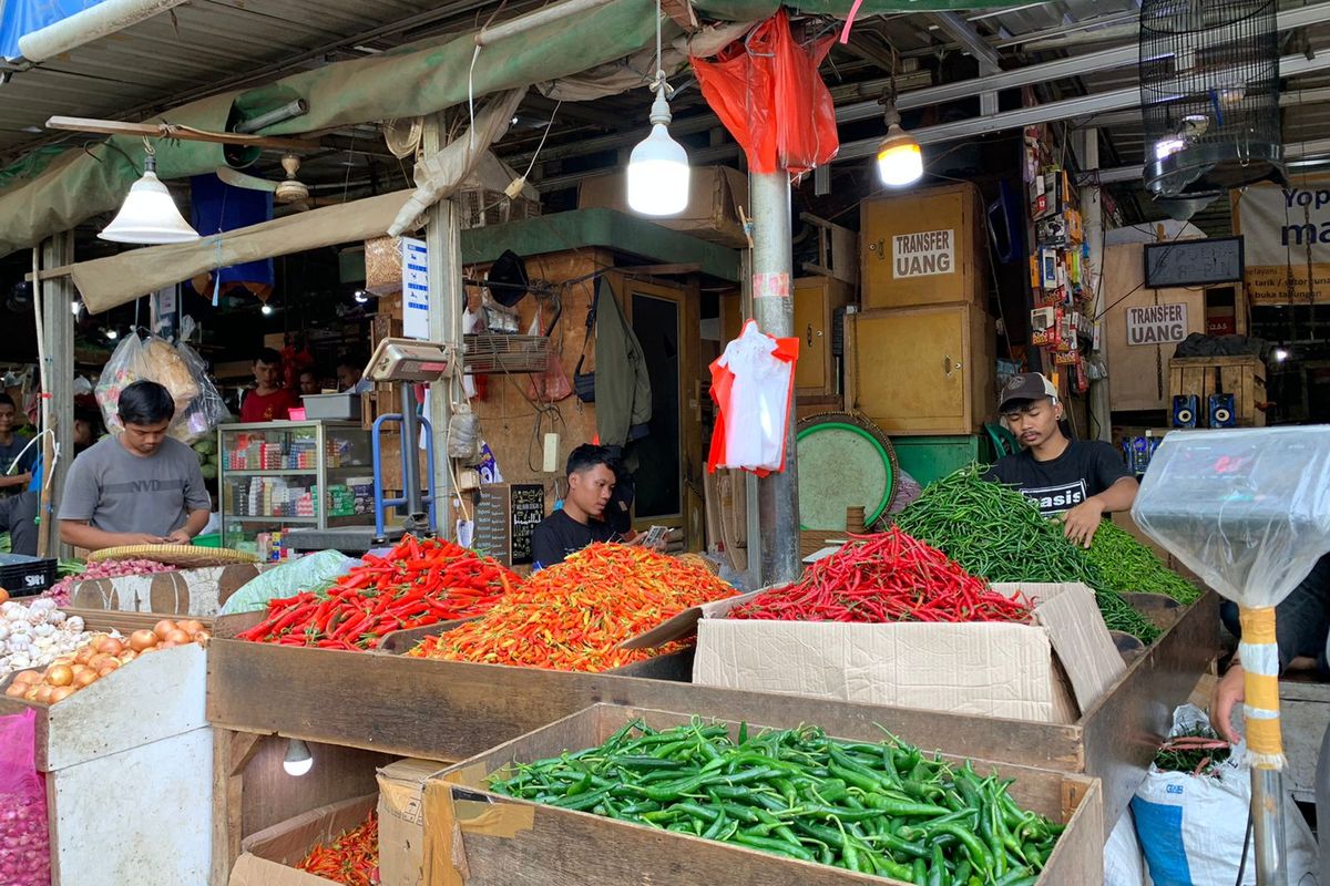 Fajri, pedagang cabai di Pasar Senen, mengatakan bahwa saat ini harga cabai yang dijual telah menurun menyentuh Rp 60.000 sampai Rp. 70.000 per kilogram.