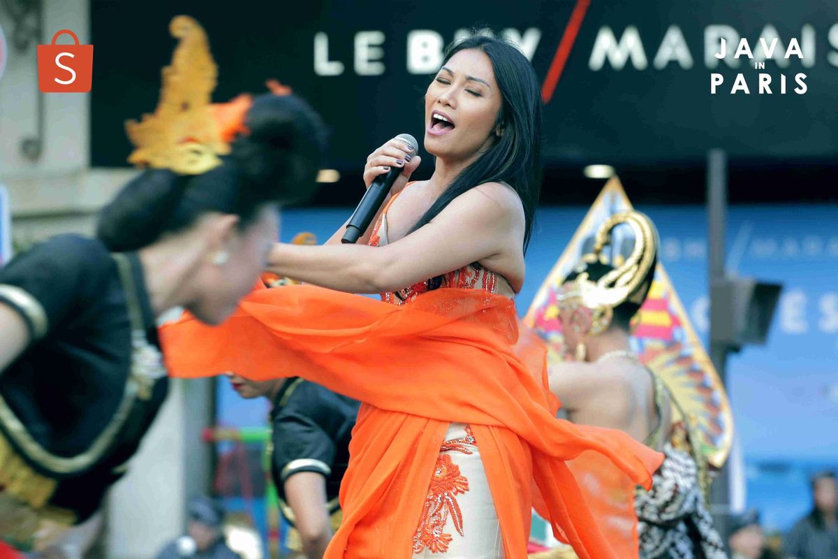 Anggun bernyanyi di jalan Rue de Rivoli, Paris, Perancis, saat opening ceremony Java in Paris, Kamis (8/6/2022) .