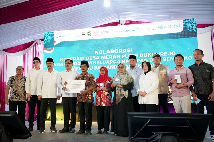 Kementerian Koperasi (Kemenkop), Kementerian Sosial (Kemensos) dan Badan Percepatan Pengentasan Kemiskinan (BP Taskin) serta Pemerintah Kabupaten Purworejo melakukan kick off dan kolaborasi Koperasi Desa (Kopdes) Merah Putih Dukuhrejo dengan Program Keluarga Harapan (PKH) dan Sembako Menuju Kemandirian Ekonomi di Purworejo, Sabtu (14/2). 