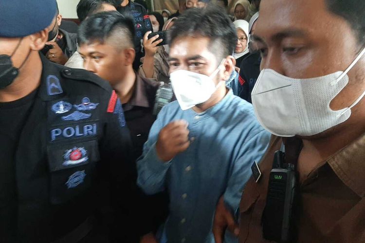 Moch Subchi Azal Tsani, Terdakwa kasus pencabulan santri saat sidang vonis di PN Surabaya, Kamis (17/11/2022).