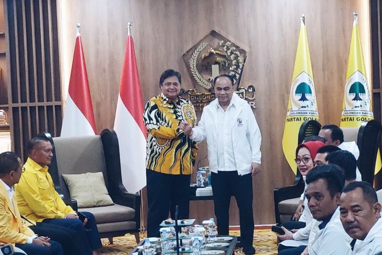 Ketua Umum Partai Golkar Airlangga Hartarto bertemu dengan sejumlah relawan Jokowi di Kantor DPP Partai Golkar, Slipi, Jakarta, Senin (7/11/2022). Relawan Jokowi diwakili Ketua Umum Pro Jokowi (Projo) Budi Arie Setiadi. 
