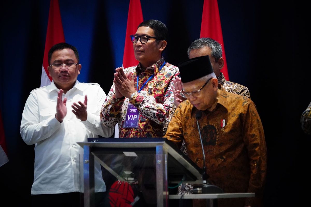 Wakil Presiden Ma'ruf Amin saat menghadiri acara pencatatan perdana Efek Beragun Aset Syariah berbentuk Surat Partisipasi (EBAS-SP) di Gedung Bursa Efek Indonesia, Jakarta, Senin (19/6/2023).