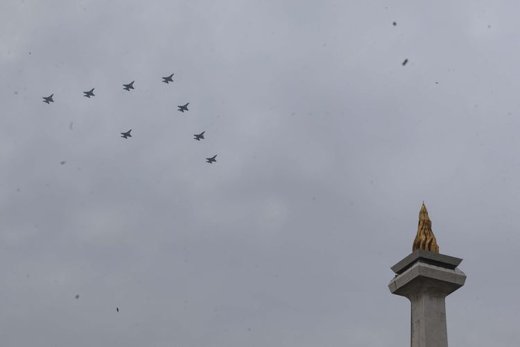 Atraksi udara  pesawat tempur F-16 dari TNI Angkatan Udara saat perayaan HUT ke-77 TNI di atas Monumen Nasional, Jakarta, Rabu (5/10/2022).