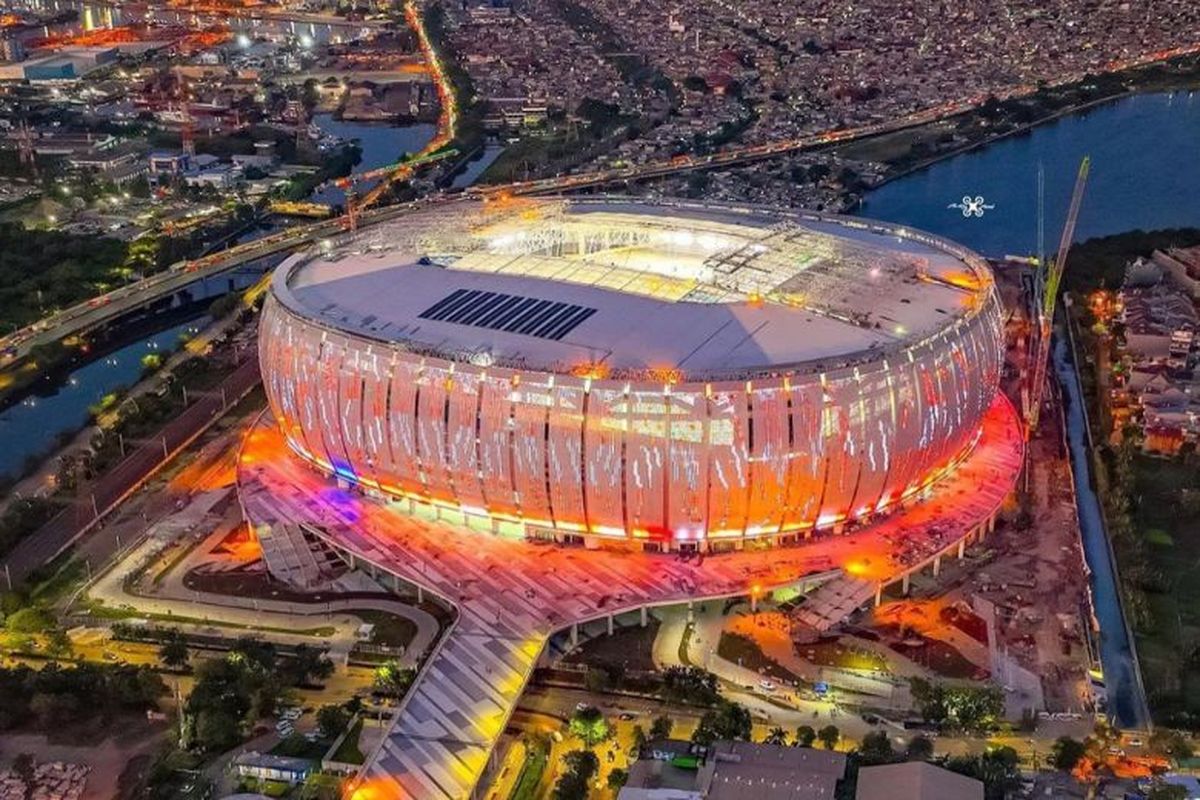 Jakarta International Stadium pada malam hari. 