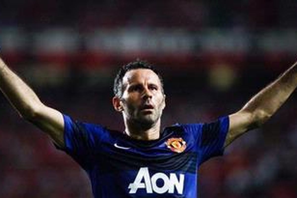 Gelandang Manchester United, Ryan Giggs, merayakan golnya ke gawang Benfica, dalam pertandingan fase grup Liga Champions, Rabu (14/9/2011).
