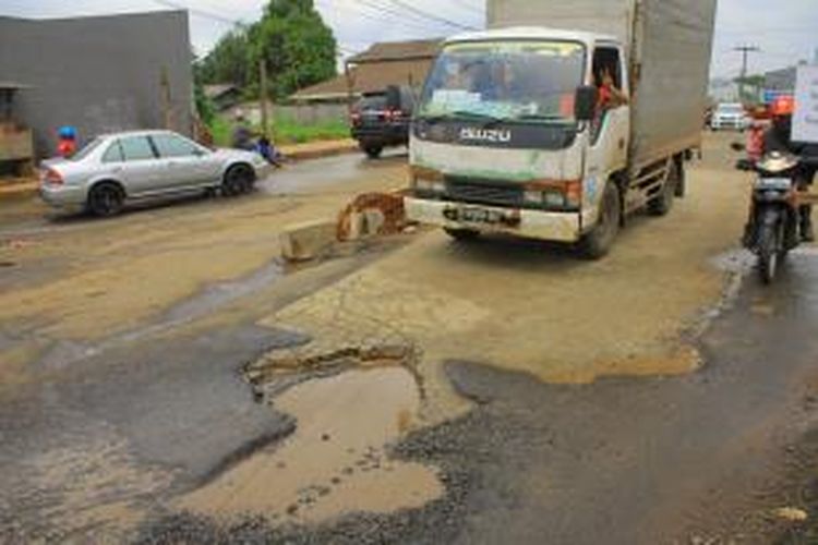 Kondisi jalan rusak parah di Kota Tangerang Selatan. Gambar diambil Selasa (27/1/2015).