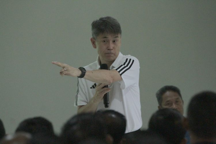 Instruktur wasit asal Jepang, Yoshimi Ogawa, kala memberikan lokakarya untuk wasit-wasit Liga 1 dan Liga 2. Kegiatan yang berlangsung pada 15-19 Juni ini merupakan bentuk kerja sama PSSI dengan JFA, Federasi Sepak Bola Jepang.