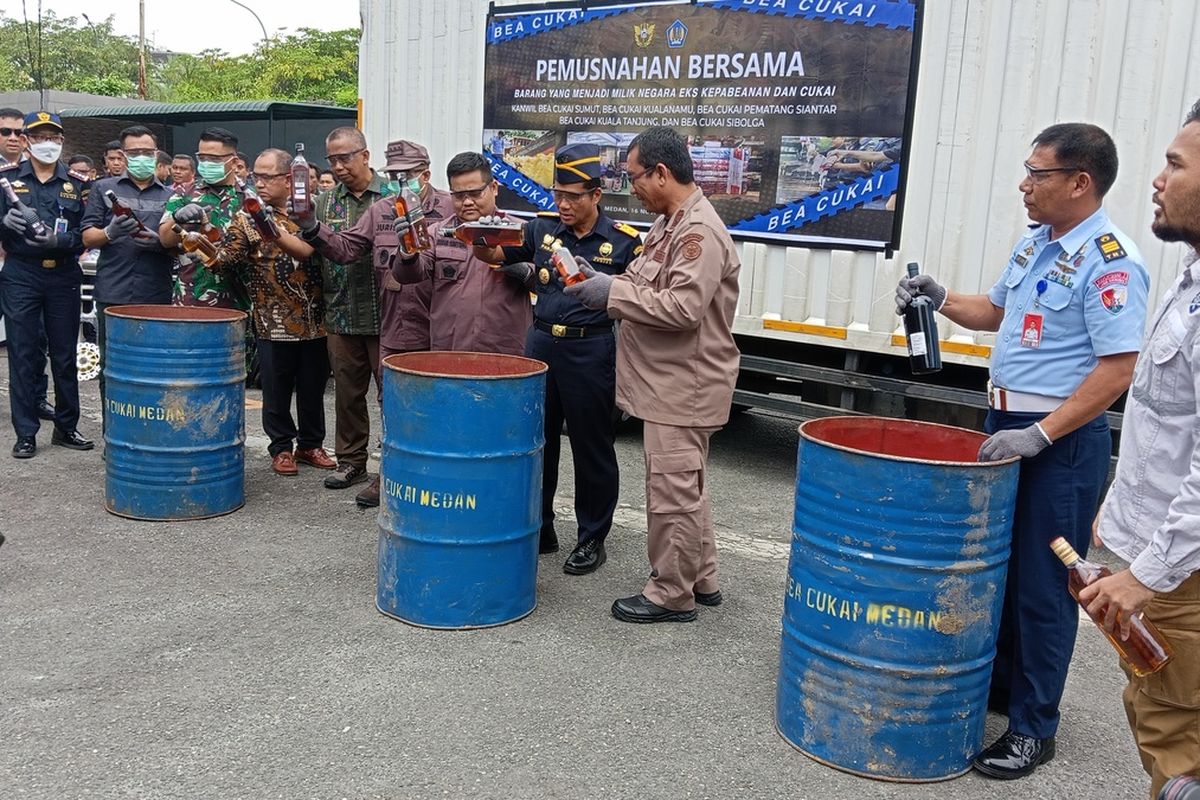 Sejumlah minuman keras dalam botol dimusnahkan dengan cara dihancurkan ke dalam drum berisi batu besar. Berbagai barang ilegal hasil penindakan kepabeanan dan cukai senilai lebih dari Rp 2,3 miliar dimusnakan pada Kamis (16/11/2023) dengan cara dihancurkan dan dibakar hingga tidak bernilai.